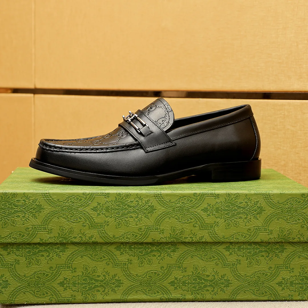 Men's shoes 💰480 💐 Product trademark: GUCCI "Gucci" casual leather shoes Regular size: 38-44 (45.46🉑️customized) Product materials: Selected imported first-layer calfskin embossed upper + luxury hardware buckle, imported water-dyed cowhide leather lining. Strong three-dimensional visual effect, original outsole color: 2 colors available